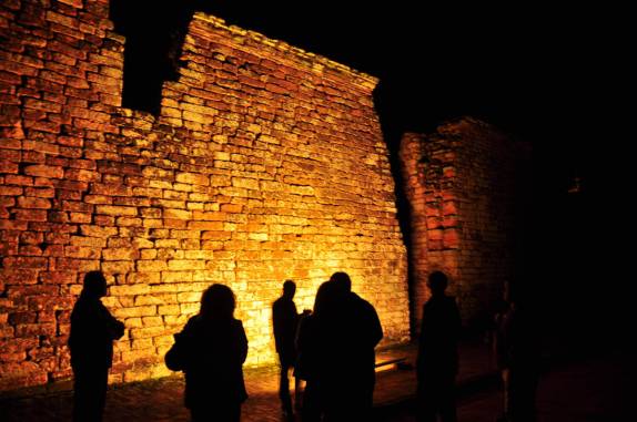 Iluminação noturna valoriza ainda mais as incríveis ruínas da Missão de Trinidad, no sul do Paraguai